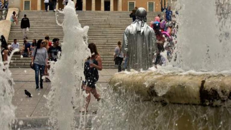 ΚΑΙΡΟΣ 16/7/2018: Στο κόκκινο το θερμόμετρο - Ασφυκτική ζέστη