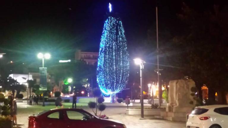 Κορυφαία γκάφα στην Καβάλα με το χριστουγεννιάτικο δέντρο μέσα στον Ιούλιο (ΦΩΤΟ)