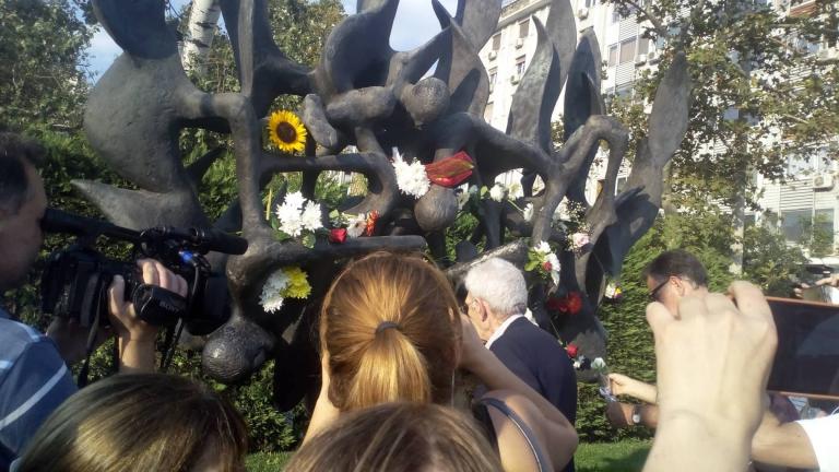Συμβολική διαμαρτυρία στο μνημείο του ολοκαυτώματος στη Θεσσαλονίκη (ΦΩΤΟ) 