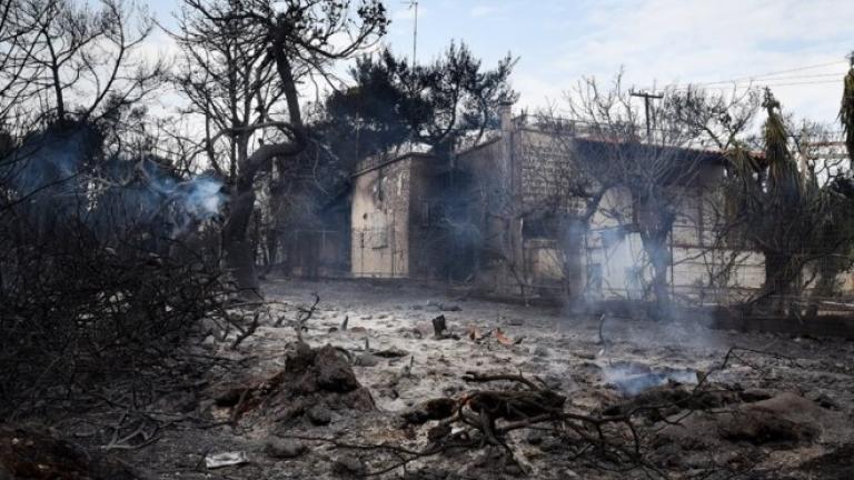 Guardian: «Οι Έλληνες πυροσβέστες προσχωρούν στη δημόσια κατακραυγή για τις θανατηφόρες πυρκαγιές»