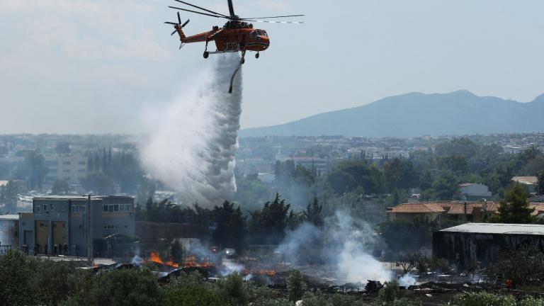 Υπό μερικό έλεγχο η πυρκαγιά σε υπαίθριο χώρο στο Μενίδι