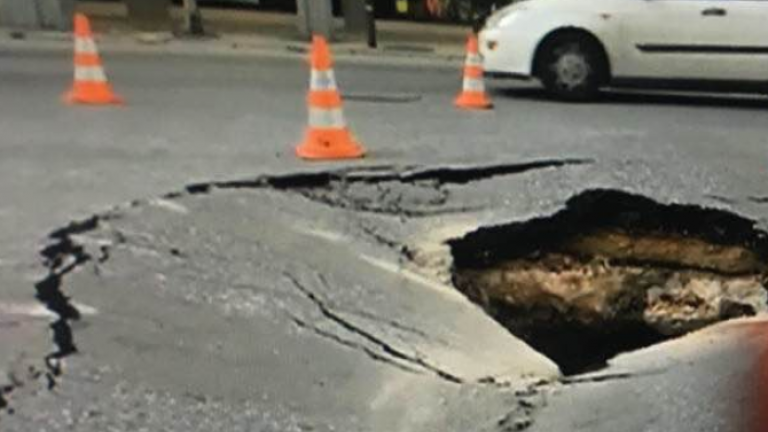 "Κρατήρας" βάθους δύο μέτρων στην λεωφόρο Μεσογείων