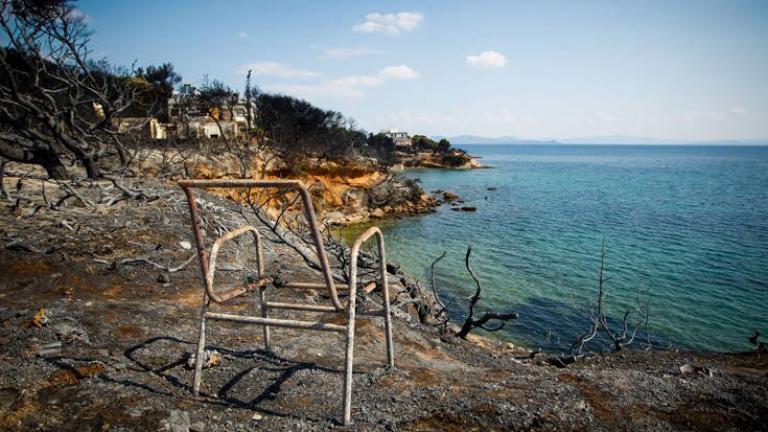 Ένα ιδιότυπο οδόφραγμα με μπάζα είχε στήσει ο δήμος στην παραλία στο Μάτι, ανάμεσα από τα δύο ξενοδοχεία που κάηκαν, που εμπόδιζαν την πρόσβαση στην θάλασσα (ΦΩΤΟ) 