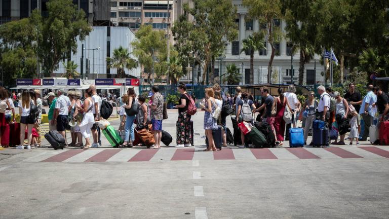 Βούλιαξε το λιμάνι του Πειραιά -Ξεκίνησε η πρώτη μεγάλη καλοκαιρινή φυγή των αδειούχων του Ιουλίου