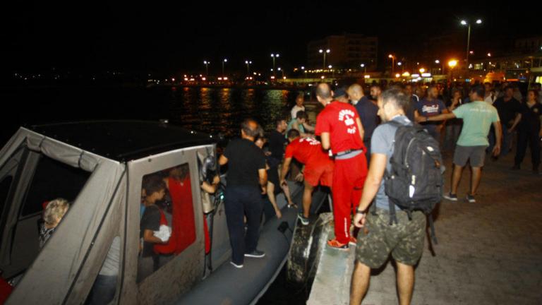 Ολονύχτια επιχείρηση απεγκλωβισμού εκατοντάδων ανθρώπων από τις ακτές της Ραφήνας