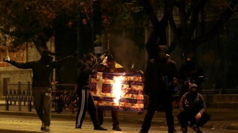 "Βροχή" έπεφταν οι βόμβες μολότοφ για ένα ακόμη βράδυ στα Εξάρχεια-Έκαψαν την ελληνική σημαία και επιτέθηκαν στο σπίτι του Φλαμπουράρη