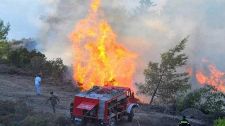 Κρήτη: Μεγάλη φωτιά στη Σπίνα Σελίνου - Απειλούνται σπίτια
