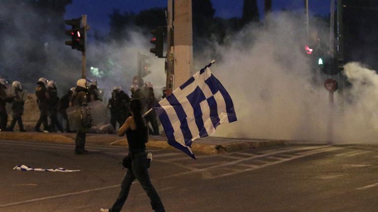 Τρεις προσαγωγές στο Σύνταγμα σε επεισόδια κατά τη διάρκεια συγκέντρωσης κατά της συμφωνίας των Πρεσπών 