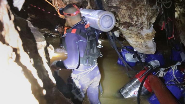 Ταϊλάνδη: Οι διασώστες μετέφεραν με φορείο στο ασθενοφόρο το πρώτο από τα 8 εγκλωβισμένα παιδιά στο πλημμυρισμένο σπήλαιο 