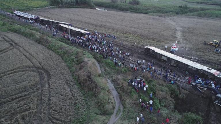 Τουρκία: Ο απολογισμός των θυμάτων του σιδηροδρομικού δυστυχήματος αυξήθηκε στους 24 νεκρούς  (ΦΩΤΟ)