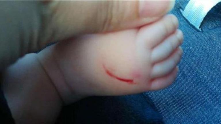 Στα χέρια της αστυνομίας βρίσκεται εδώ και μερικές ώρες η γυναίκα που φέρεται να τραυμάτισε με τα νύχια της, αλλά και λεπίδι τρία μωράκια σε εμπορικό κέντρο του Αγίου Δημήτριου