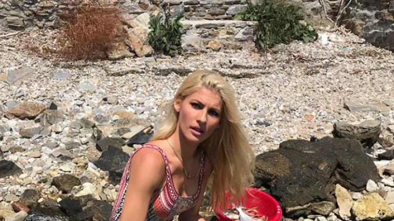 Όλγα Πηλιάκη: καθαρίζει ψάρια στην παραλία 