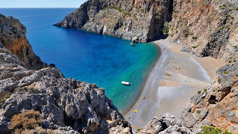 Η υπέροχη κρυμμένη ελληνική παραλία που για να πας πρέπει να διασχίσεις ένα από τα ιστορικότερα φαράγγια της χώρας