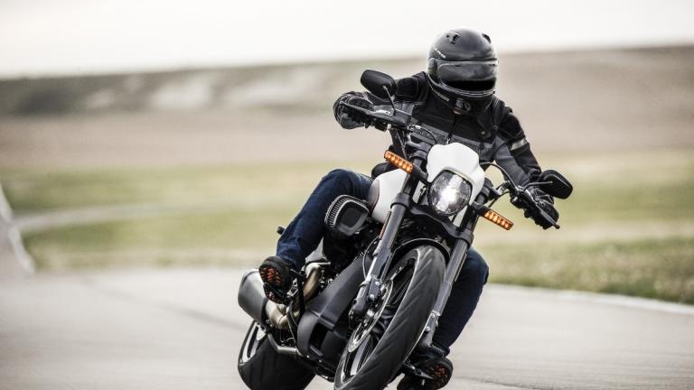 Η Harley-Davidson ανεβάζει τους παλμούς με το επιθετικό FXDR 114
