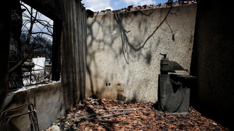 Έχασε τη μάχη για τη ζωή και η γυναίκα του πυροσβέστη  - Στους 92 οι νεκροί της φονικής πυρκαγιάς