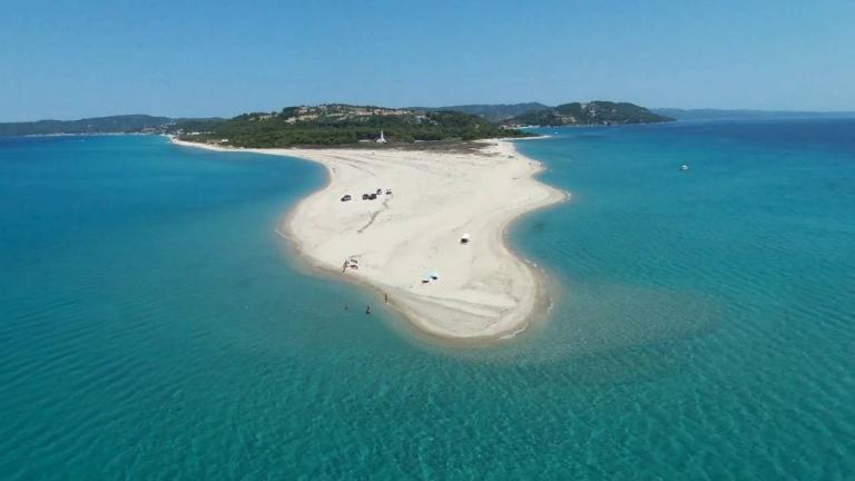 Δείτε μια από τις πιο εντυπωσιακές παραλίες της Ελλάδος που λίγοι γνωρίζουν
