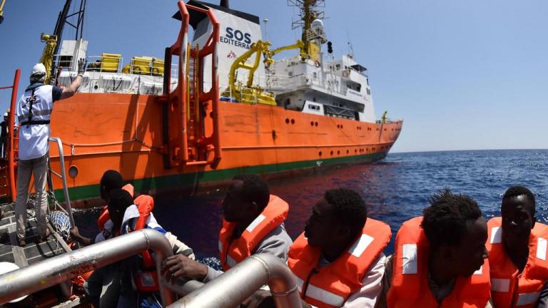 Συνεχίζει τις επιχειρήσεις διάσωσης μεταναστών το Aquarius - Δεν θα τους επιστρέφει στη Λιβύη