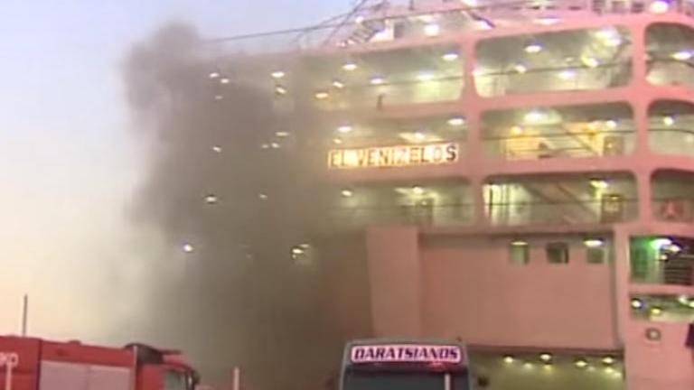 Μάχη με τις φλόγες συνεχίζουν να δίνουν οι πυροσβέστες στο «Ελευθέριος Βενιζέλος», τρεις ημέρες μετά την φωτιά που εκδηλώθηκε στο πλοίο 