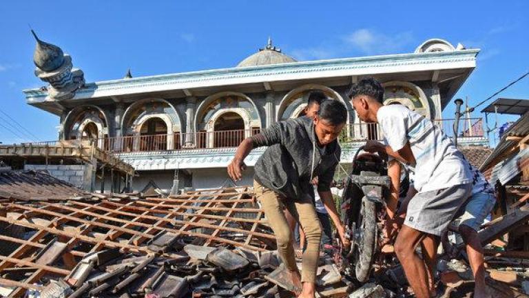 Ινδονησία: Τουλάχιστον 98 οι νεκροί από τον ισχυρό σεισμό