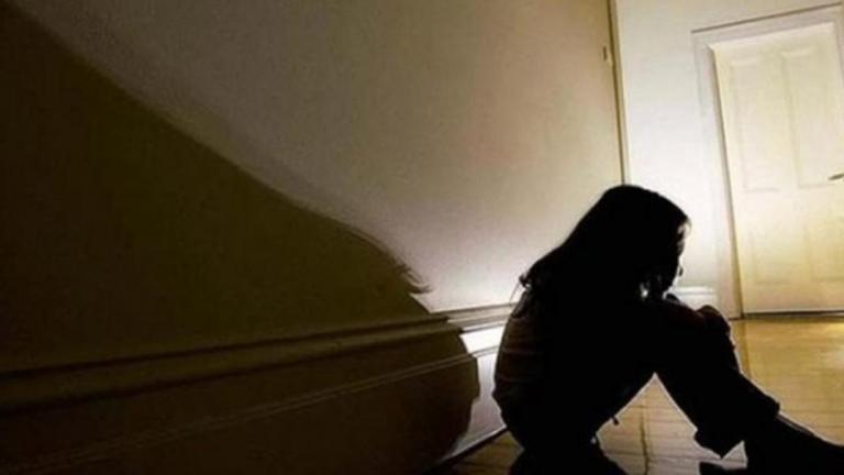 70χρονος ασελγούσε σε ένα 15χρονο κορίτσι, εν γνώσει της μητέρας της
