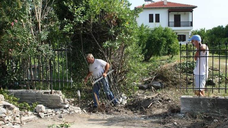 Η πρώτη κατεδάφιση αυθαιρέτου (ΦΩΤΟ & ΒΙΝΤΕΟ): Μπουλντόζες γκρεμίζουν περιφράξεις στη Χαλκιδική 