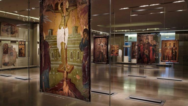 Χωρίς να γίνουν αντιληπτοί, λάδωσαν προθήκες και εκθέματα στο Βυζαντινό και Χριστιανικό Μουσείο!!!