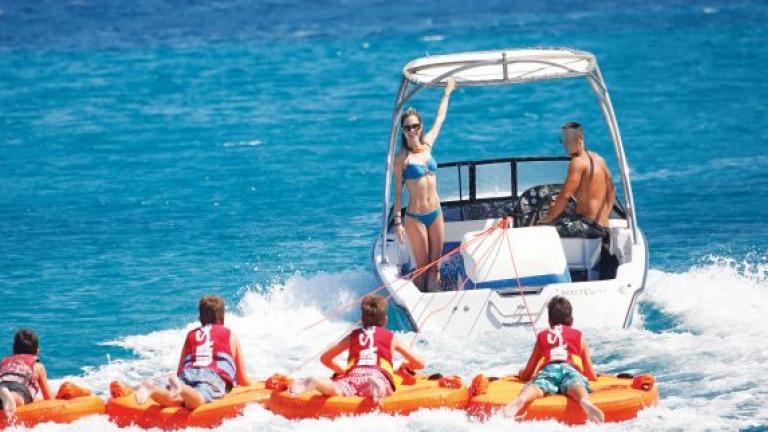 Απόβαση στη Μύκονο για «γοργόνες» της showbiz