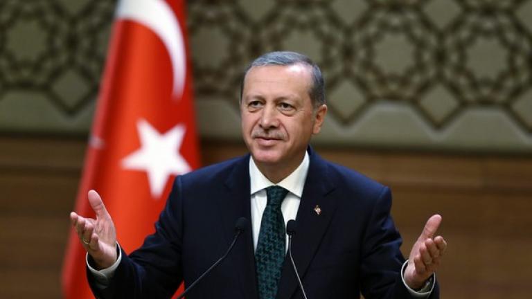 Ο Ερντογάν θέτει ξανά την επαναφορά της θανατικής ποινής και απομακρύνεται πλήρως από την Ευρώπη που κατά τ' άλλα κατηγορεί