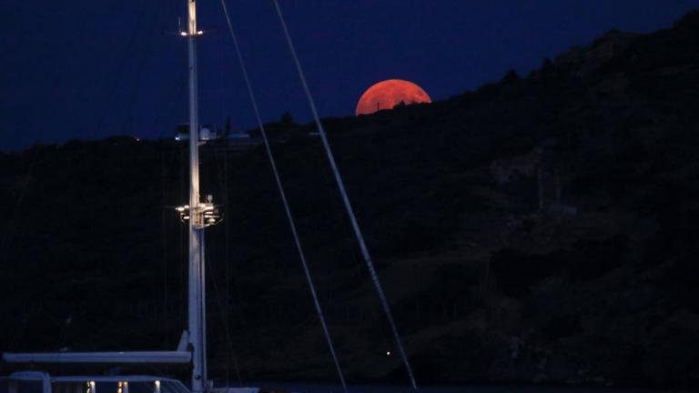 Μαγικές φωτογραφίες από την αυγουστιάτικη πανσέληνο της 26ης Αυγούστου στην Ελλάδα