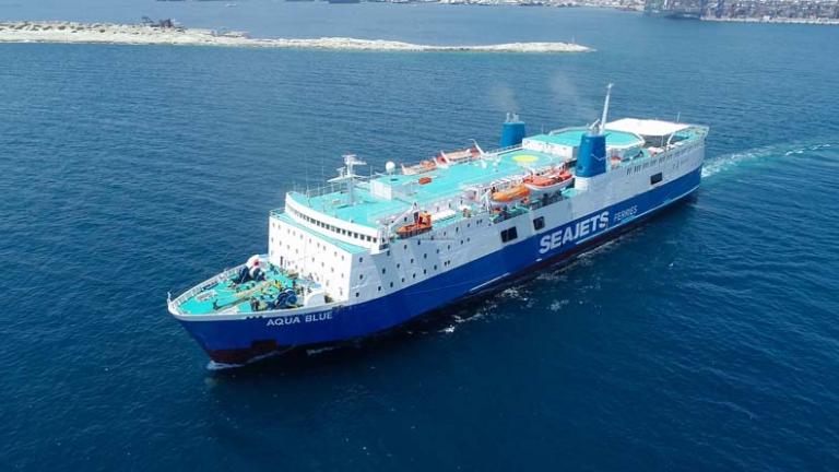 Λαχτάρισαν επιβάτες και προσωπικό από την πρόσκρουση του πλοίου «Aqua Blue» στο λιμάνι της Σκιάθου