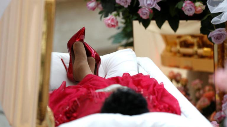 Θρήνος στο λαϊκό προσκύνημα της Αρίθα Φράνκλιν-Ντυμένη στο αγαπημένο της κόκκινο (ΦΩΤΟ-ΒΙΝΤΕΟ)