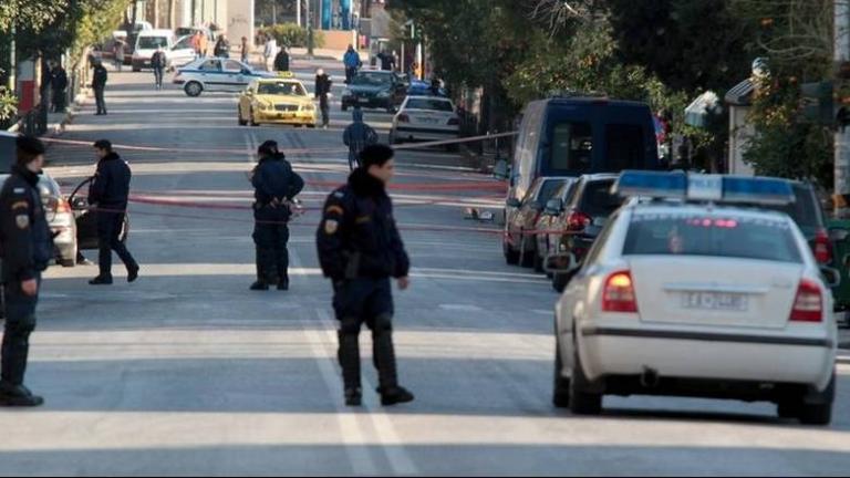 Ισχυρή έκρηξη βόμβας στο Πειραιά έξω από δικηγορικά γραφεία
