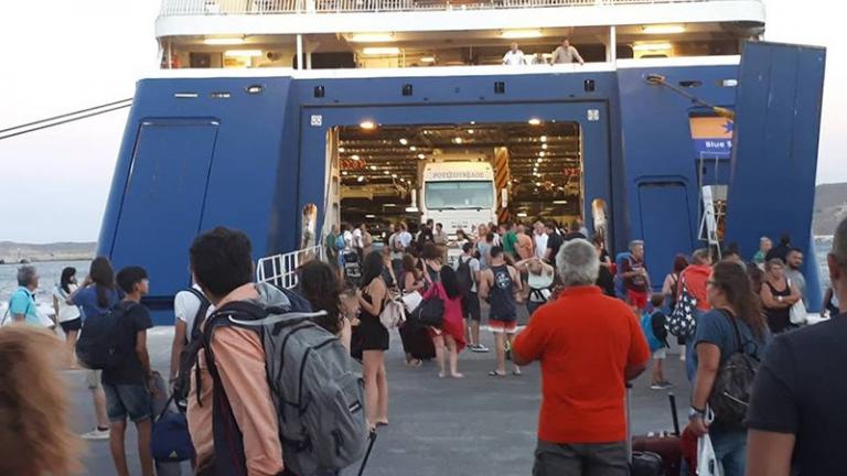Ταλαιπωρία για εκατοντάδες επιβάτες από πρόσκρουση του "Blue Star Paros" στο λιμάνι της Σύρου
