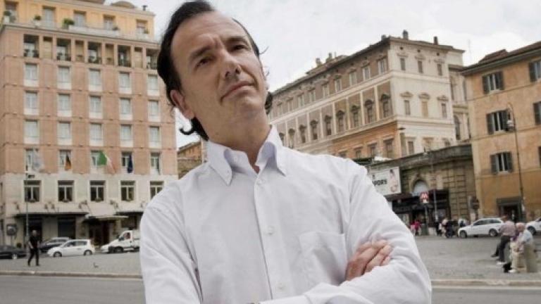 Αυτός είναι ο διαστροφικός Tommasso Debenedetti που έχει στείλει στον..θάνατο από τον Γαβρά έως τον Πάπα 