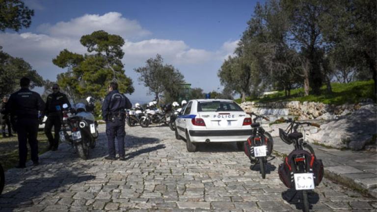  Στου Φιλοπάππου, που δολοφονήθηκε το παιδί της, η μητέρα του 25χρονου Νίκου