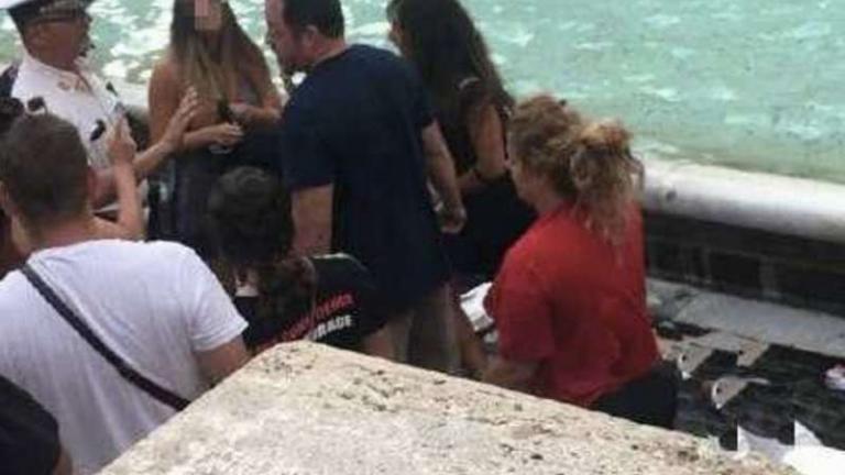 Μαλλιοτραβήχτηκαν για την «καλή» θέση στη Fontana di Trevi για σέλφι (BINTEO)