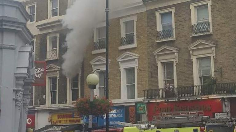 Συναγερμός σήμανε στην περιοχή Μπέισγουοτερ του Λονδίνου, για πυρκαγιά που ξέσπασε σε τετραώροφο κτίριο