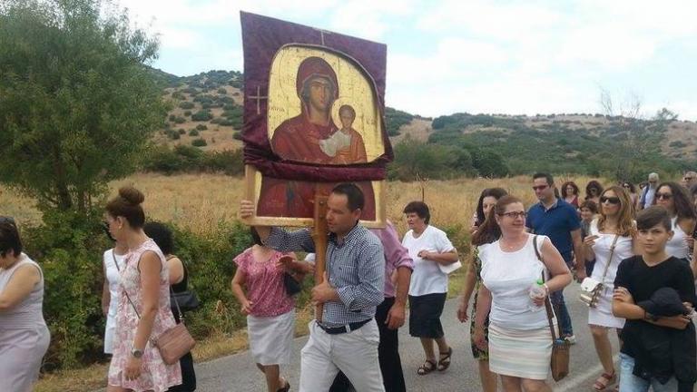 Τρίκαλα: Εκατοντάδες πιστοί στο Δήμο Φαρκαδόνας μετέφεραν στις πλάτες τους την Παναγία την Οδηγήτρια