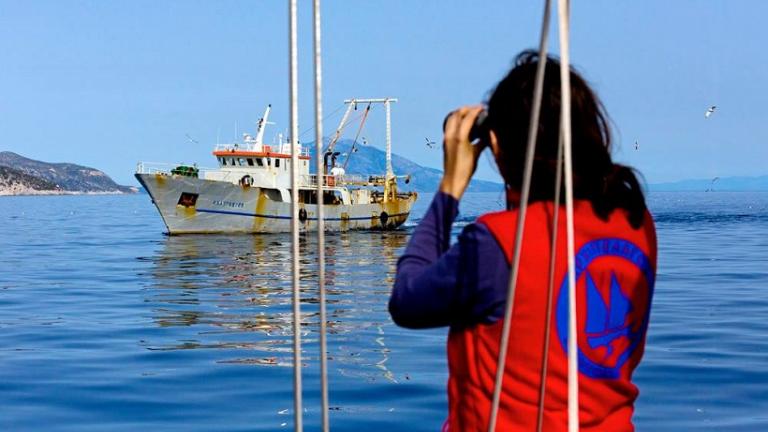 Με τη χλιαρή αντίδραση των ελληνικών αρχών Τούρκοι ψαράδες αλιεύουν στα 100 μέτρα από τις ελληνικές ακτές