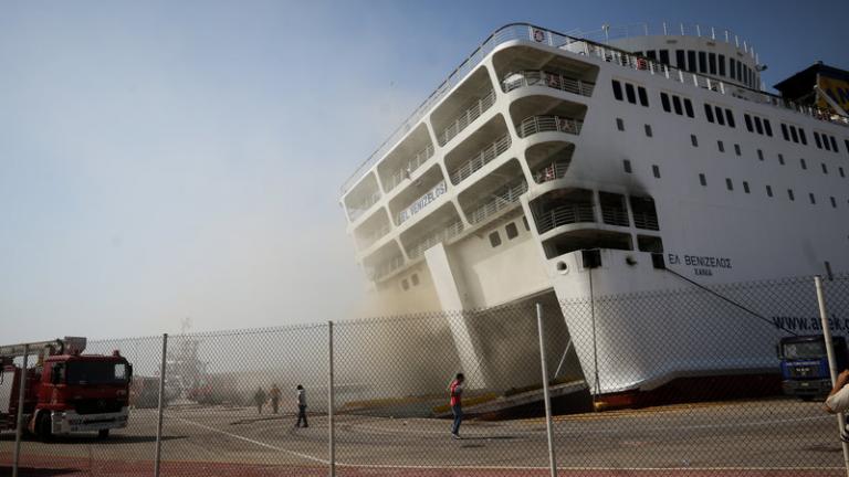 Ακόμη «καπνίζει» το πλοίο Ελευθέριος Βενιζέλος το οποίο έχει πάρει μεγάλη κλίση-Προσπάθειες να προσεγγιστεί το υπόγειο γκαράζ του πλοίου (ΦΩΤΟ)