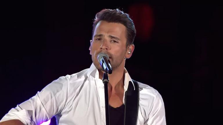 Λουκέτο στο κέντρο που τραγουδάει ο Νίκος Βέρτης