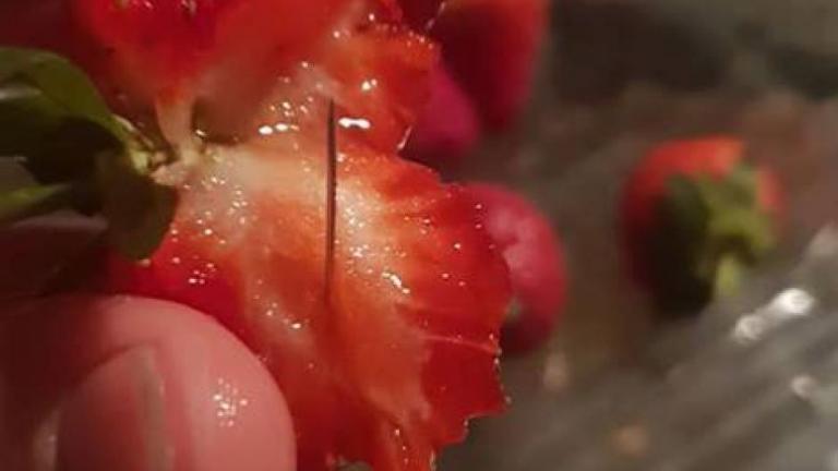 Aμοιβή 100.000 δολαρίων για να βρεθούν αυτοί που τοποθέτησαν βελόνες μέσα σε φράουλες