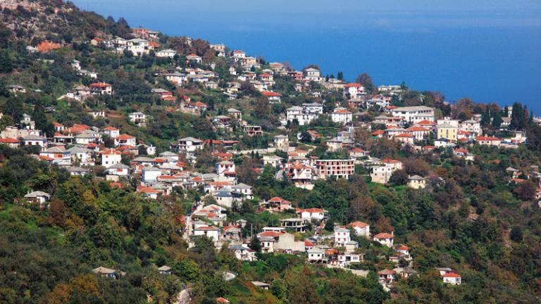 Το πανέμορφο, καταπράσινο χωριό, με το μπαλκόνι στο απέραντο γαλάζιο του Αιγαίου - Ξέρετε πού είναι; 