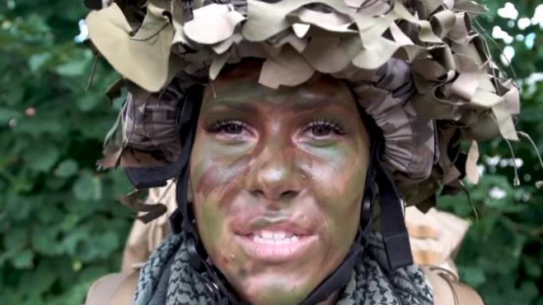 Αυτό είναι το “μακιγιάζ” ΝΑΤΟ! Γυναίκα μαθαίνει τα μυστικά του καμουφλάζ