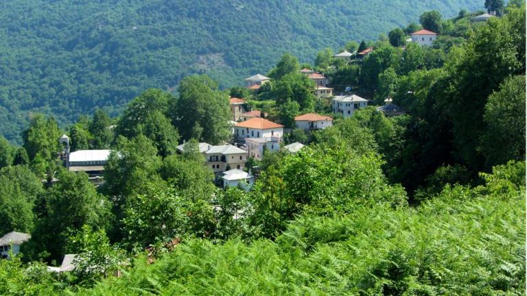 Ένα κρυμμένο μαγικό χωριό μέσα στο δάσος σε δέκα λεπτά απόσταση από κρυστάλλινες παραλίες  - Το γνωρίζετε; 