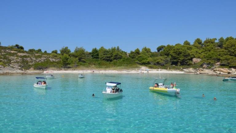 Αυτό είναι το ελληνικό νησί με τα ζεστά νερά που μπορείτε να κολυμπήσετε όλο το χρόνο 