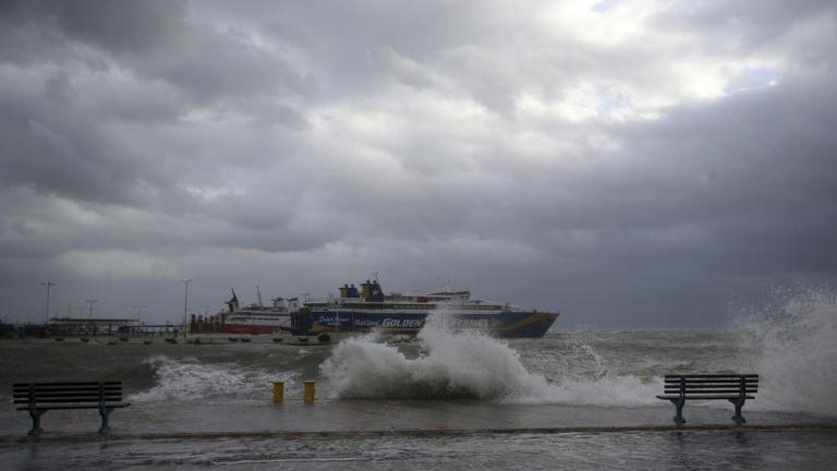 Κυκλώνας Ζορμπάς: Σε ισχύ απαγόρευση απόπλου από Πειραιά, Ραφήνα, Λαύριο	