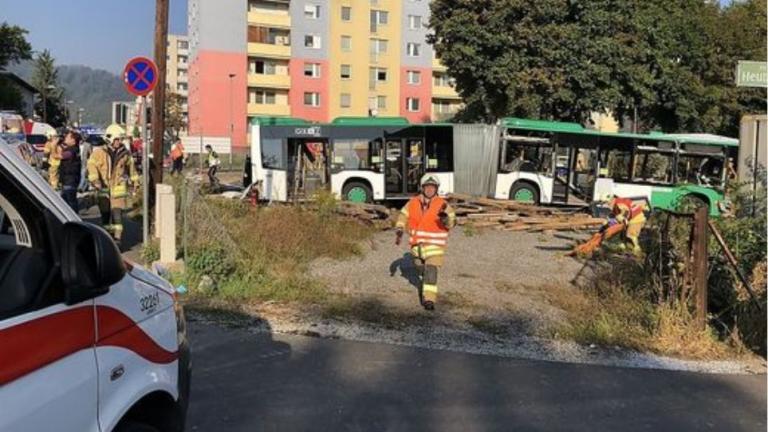 Σύγκρουση τρένου με λεωφορείο στην Αυστρία 