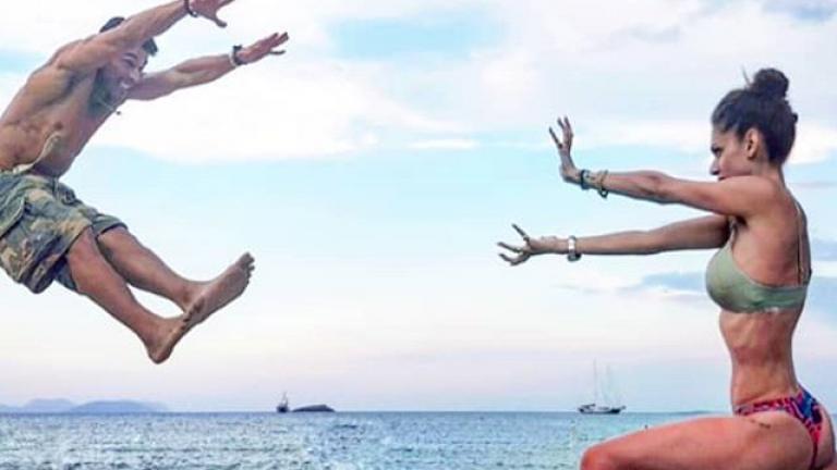 Ο Ν. Αναδιώτης σήκλωσε την (καλλίγραμμη) αγαπημένη του στα ...ουράνια