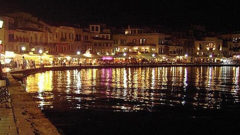 Χανιά: Ανήλικος έπεσε στο Ενετικό Λιμάνι και σφήνωσε-Σε εξέλιξη επιχείρηση απεγκλωβισμού